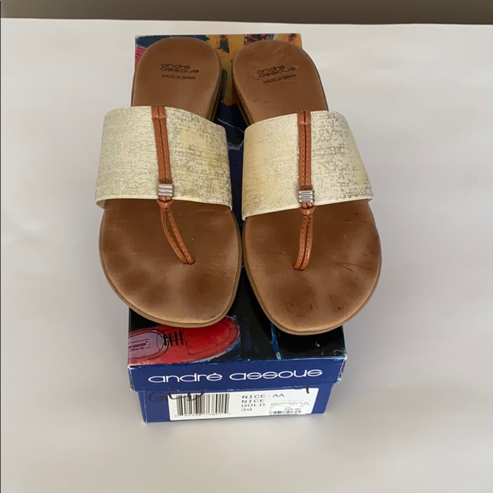 Andre Assous Fancy Flip Flops. Nice Gold AA, Sz 39